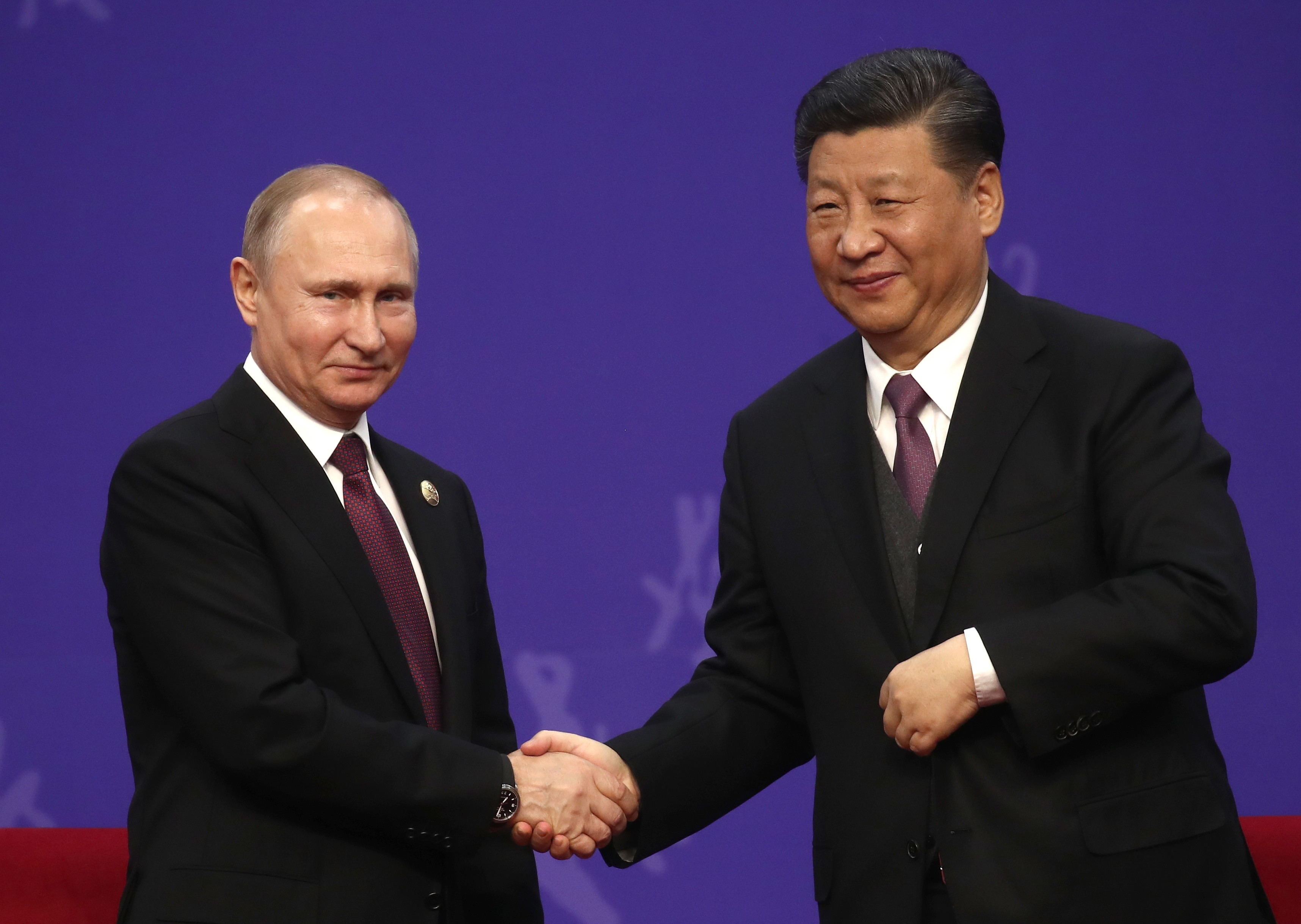 Путин подарил лидеру Китая мороженое - ВИДЕО