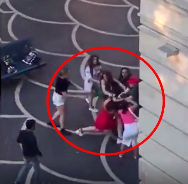 Жестокая бойня между девушками в центре Баку - ВИДЕО 18+