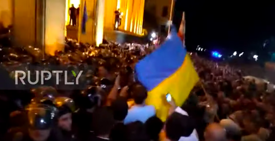 В Грузии протестующие с флагом Украины штурмуют парламент - ВИДЕО