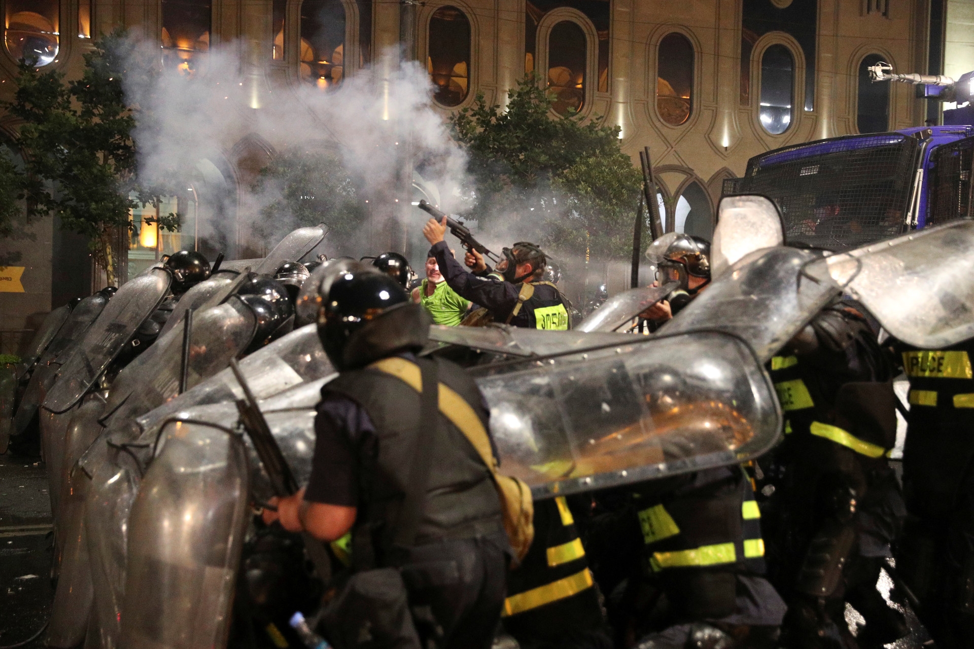Полиция Грузии в упор расстреляла демонстрантов резиновыми пулями - ВИДЕО 18+
