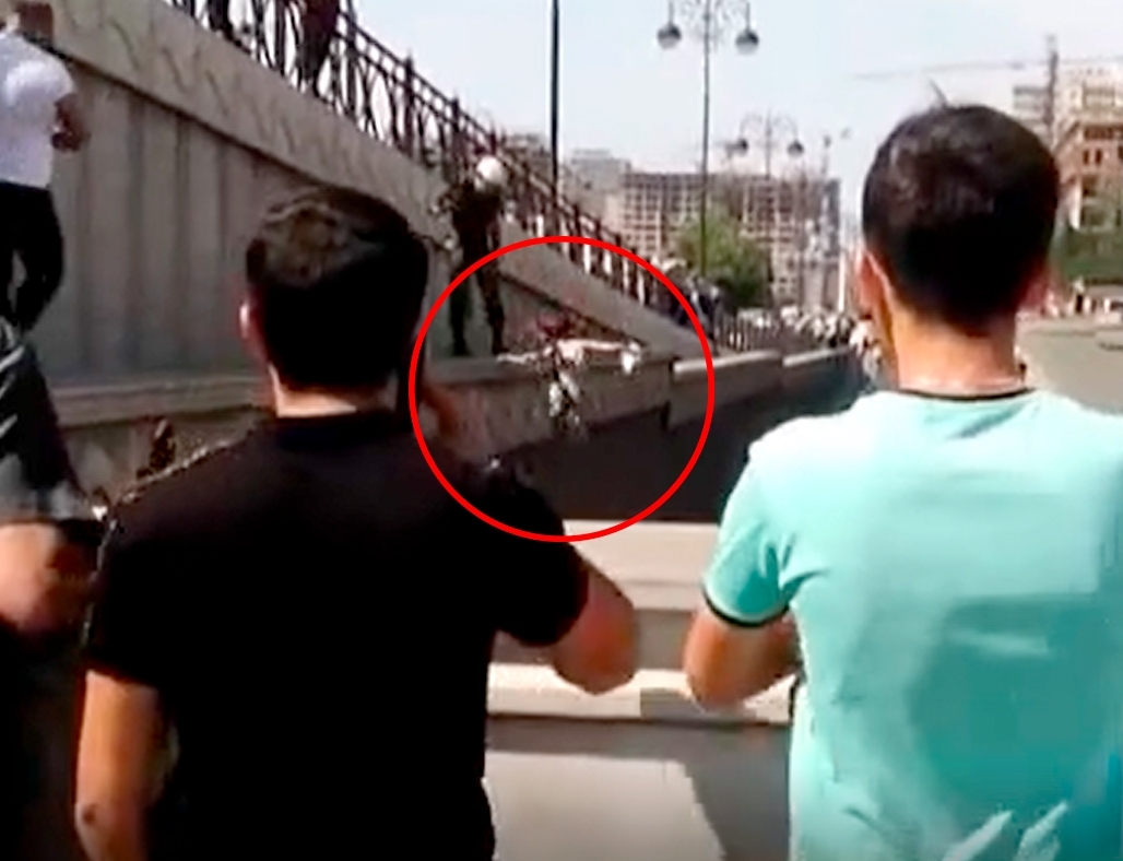 В Баку девушка попыталась покончить с собой, сбросившись с моста - ВИДЕО