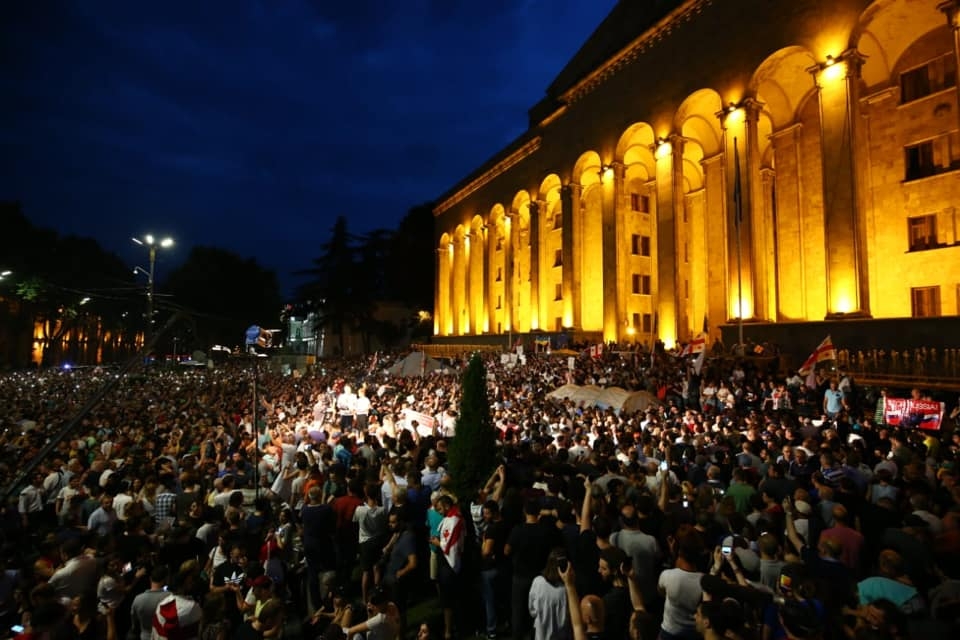 В Грузии перед зданием парламента вновь начались протесты