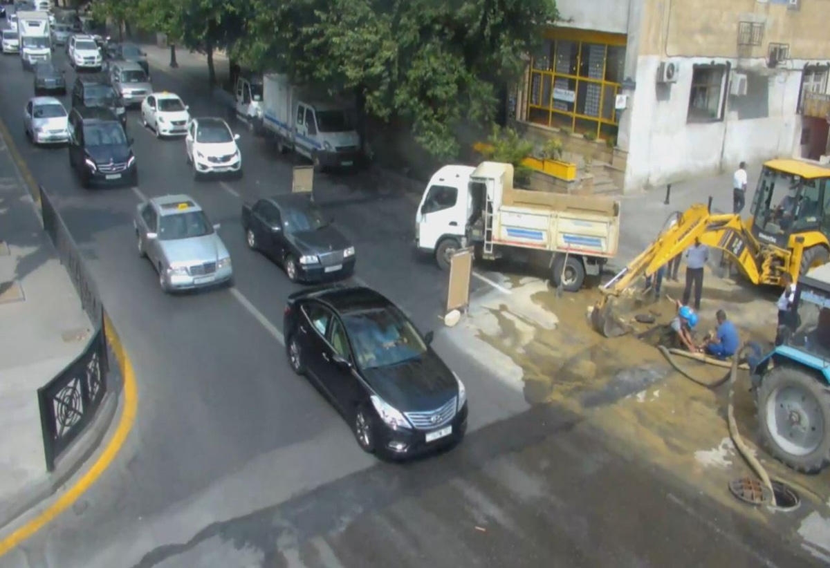Ограничено движение на перекрестке двух улиц в Баку - ФОТО