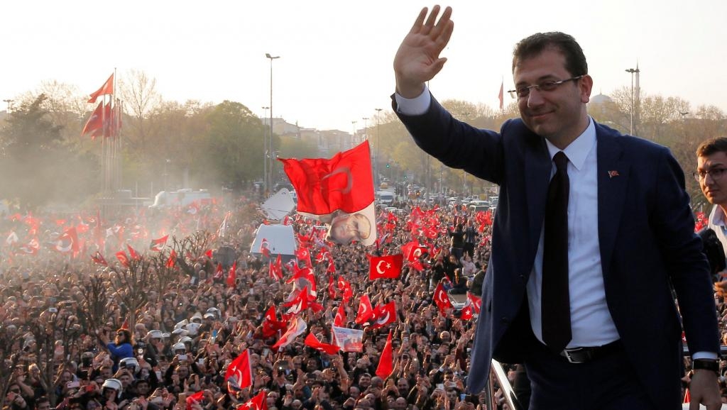 Жители Стамбула отметили победу Экрема Имамоглу