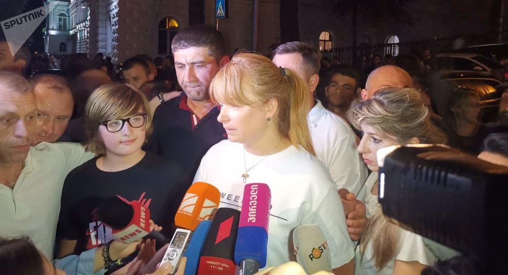 Жена и сын Саакашвили вышли на митинг в Тбилиси