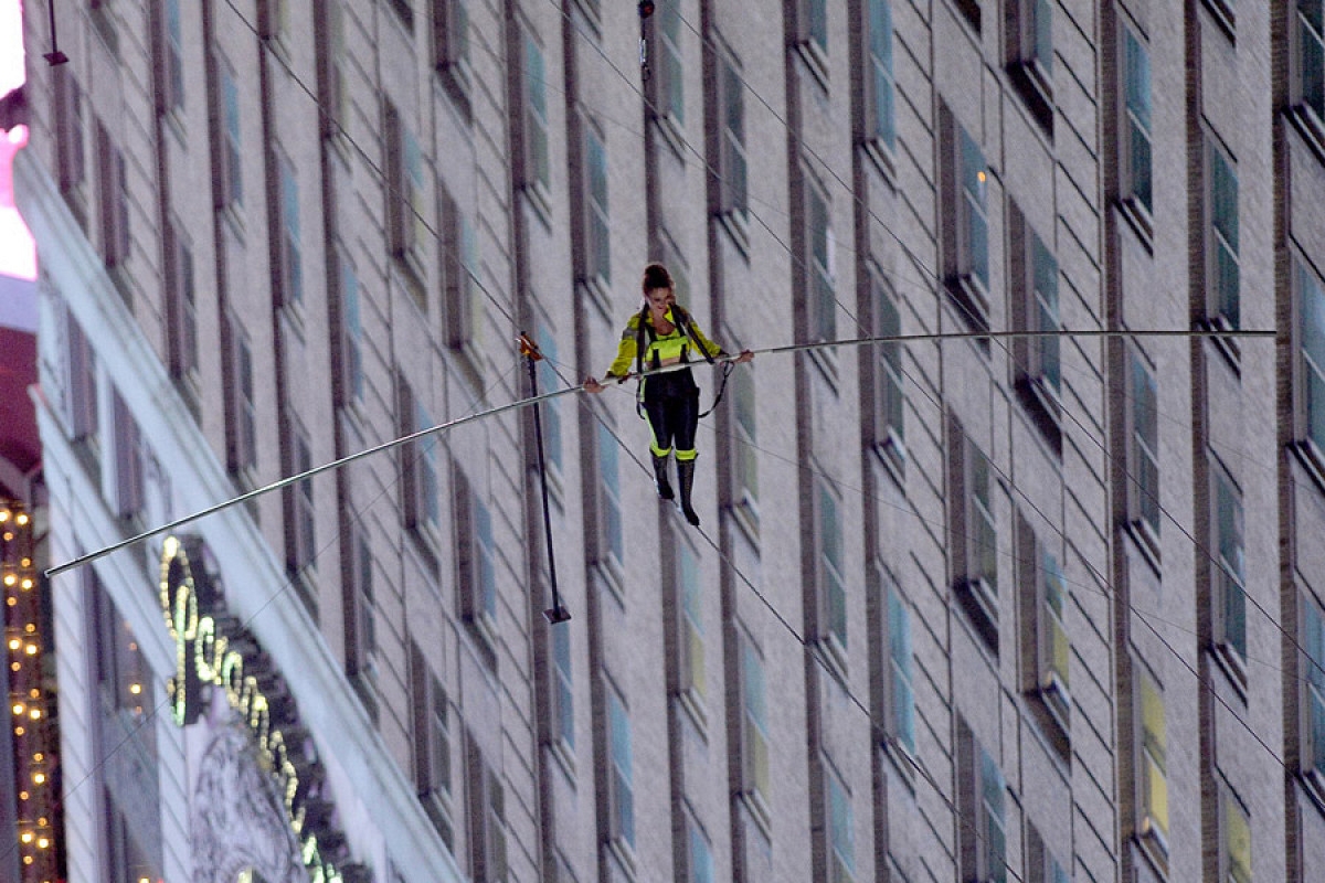 В Нью-Йорке акробаты прошли по канату между небоскрёбами - ВИДЕО