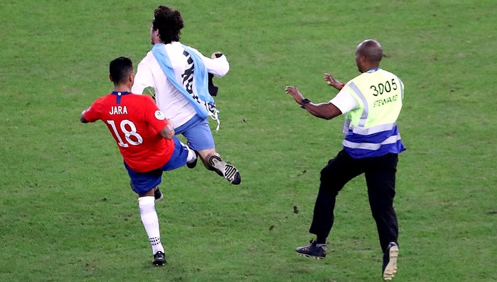 Футболист сборной Чили грубым приемом остановил выбежавшего на поле болельщика
