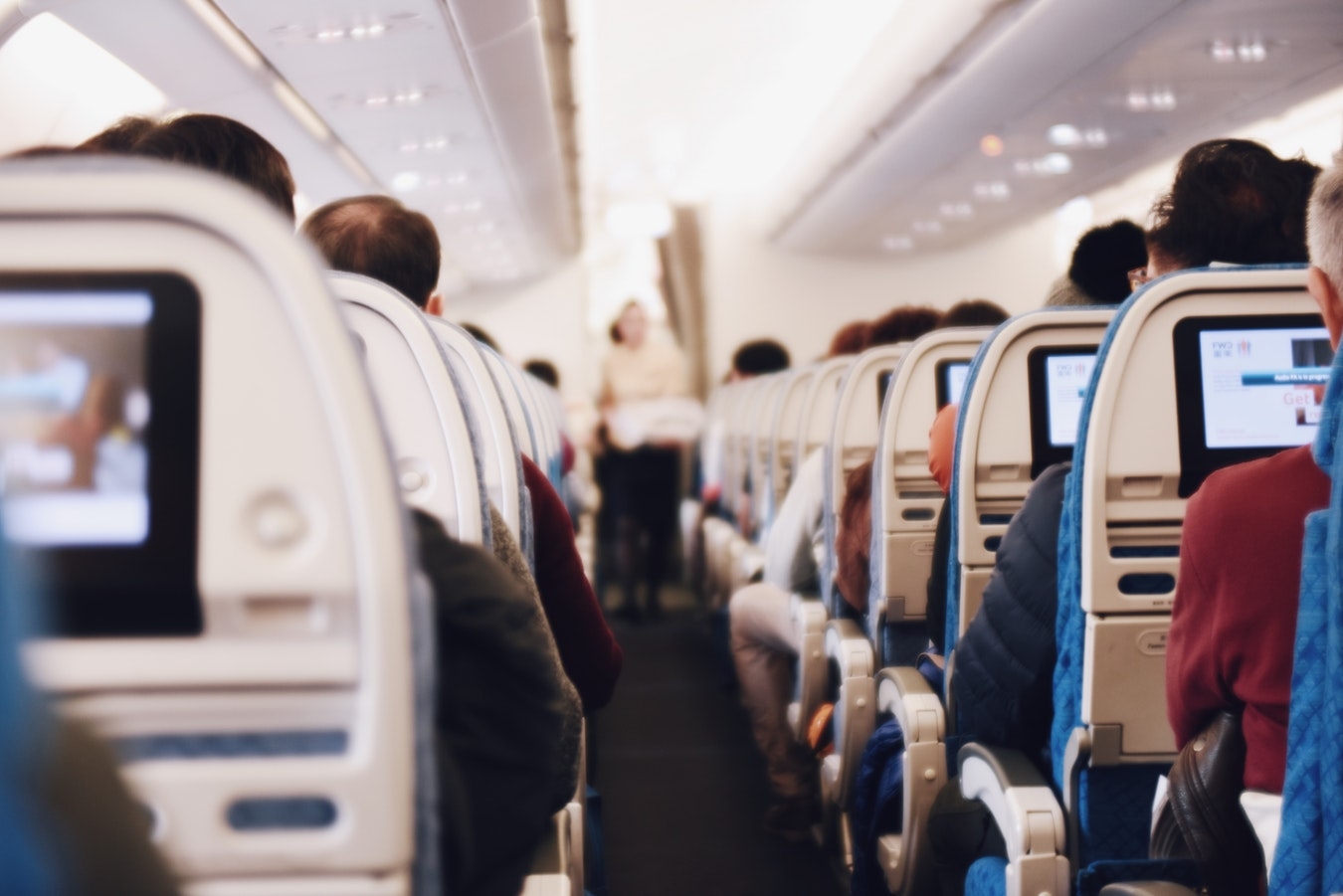Пассажиры избили стюардессу за отказ фотографироваться с ними - ФОТО