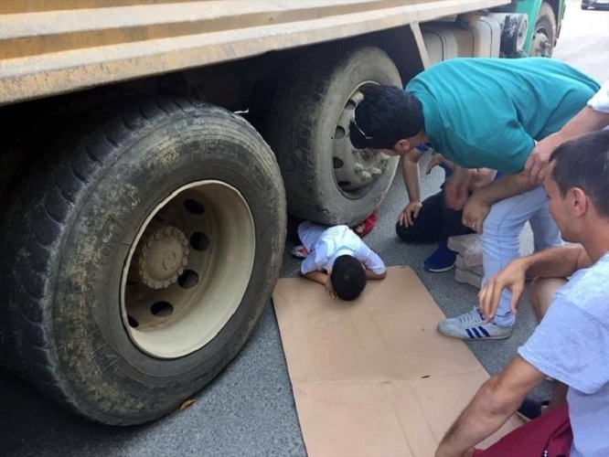 Страшное ДТП в Хырдалане: КАМАЗ переехал 6-летнего ребенка