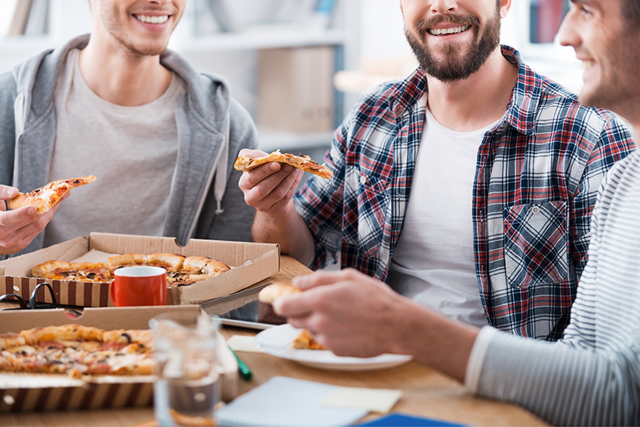 Ученые рассказали о страшной опасности пиццы и чипсов для мужчин