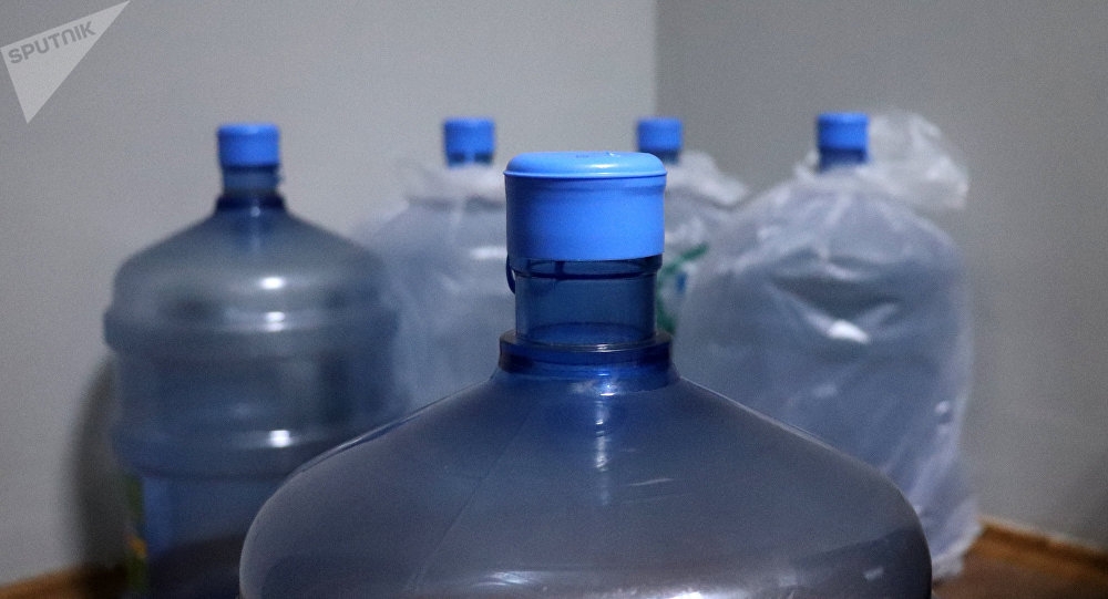 Будьте внимательны, покупая воду в пластиковых бутылках!