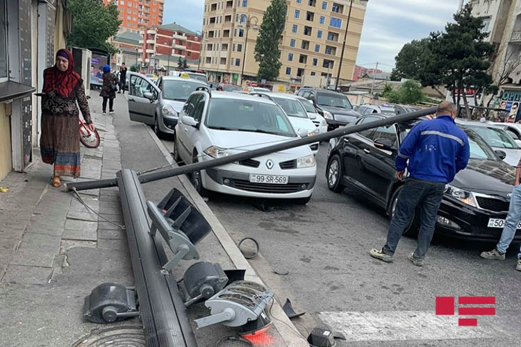 В Баку Jeep врезался в светофор, повреждены несколько машин - ФОТО