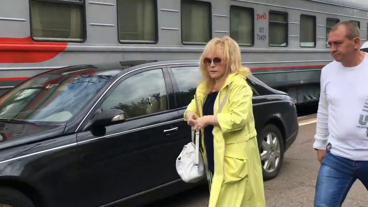 Алла Пугачева проехала по перрону вокзала на личном автомобиле - ВИДЕО