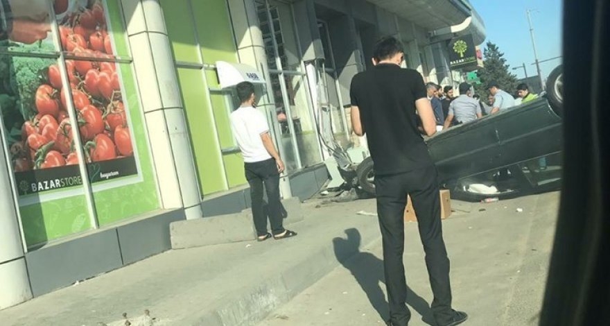 В Баку автомобиль столкнулся с тремя машинами и въехал в "Bazarstore" - ВИДЕО