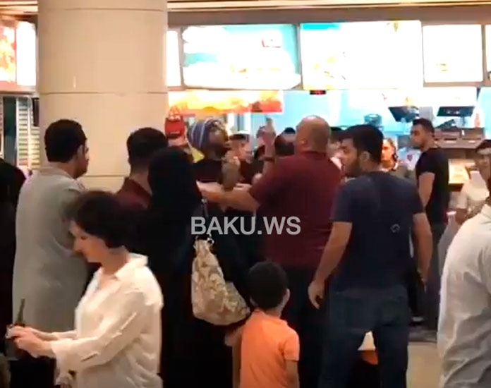 Драка между арабами и азербайджанцами в торговом центре Баку - ВИДЕО