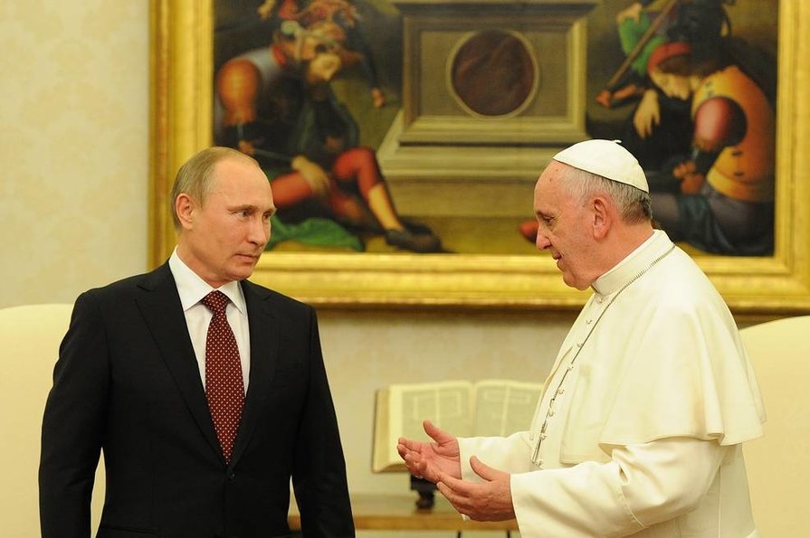 Президент России встретился с папой Римским и подарил ему "Грех" - ВИДЕО