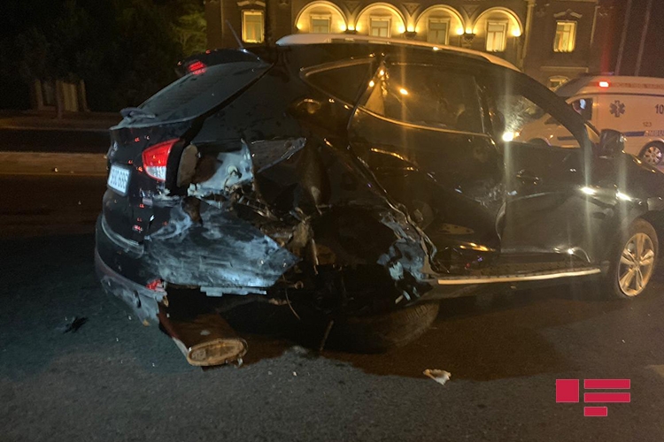 В Баку перевернулся автомобиль, 2 человека получили травмы - ВИДЕО