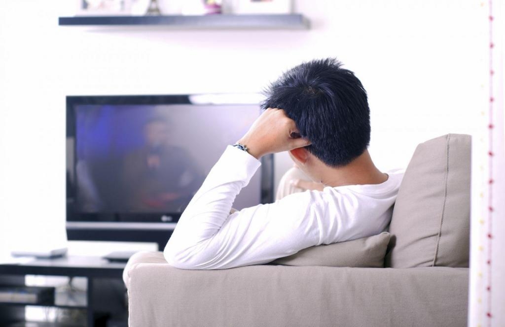 Ученые: Просмотр телевизора - страшнее сидячей работы