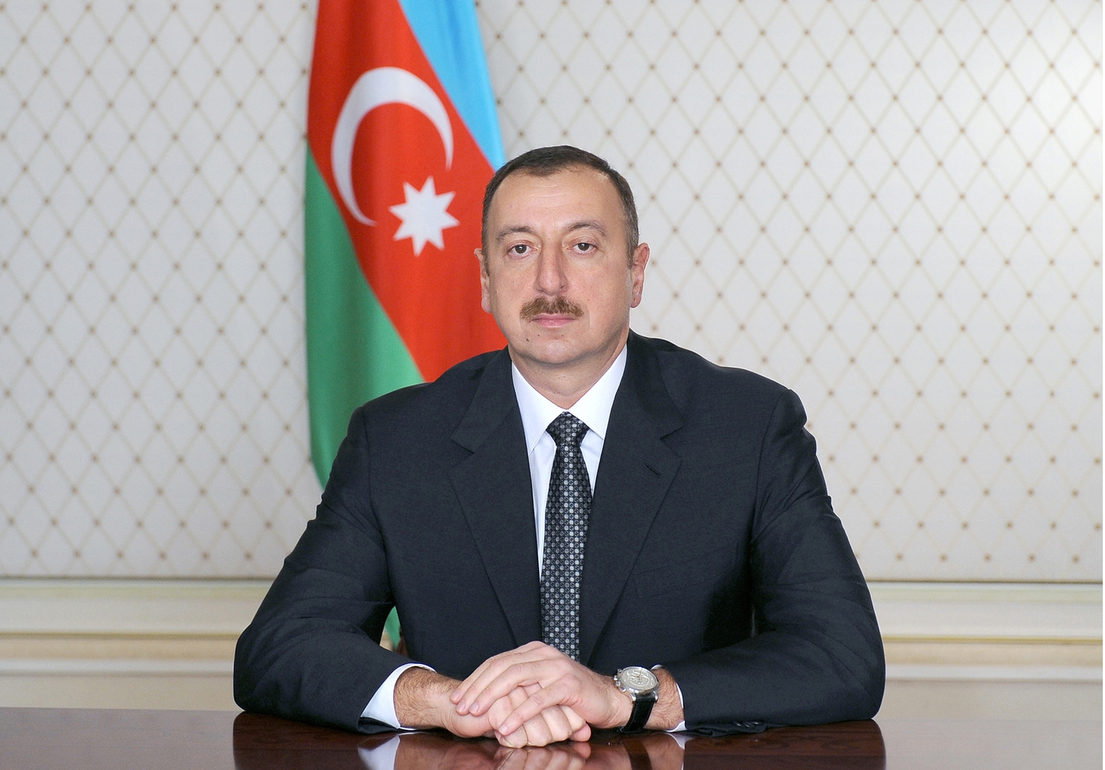 Ильхам Алиев присвоил дипломатические ранги сотрудникам органов дипслужбы