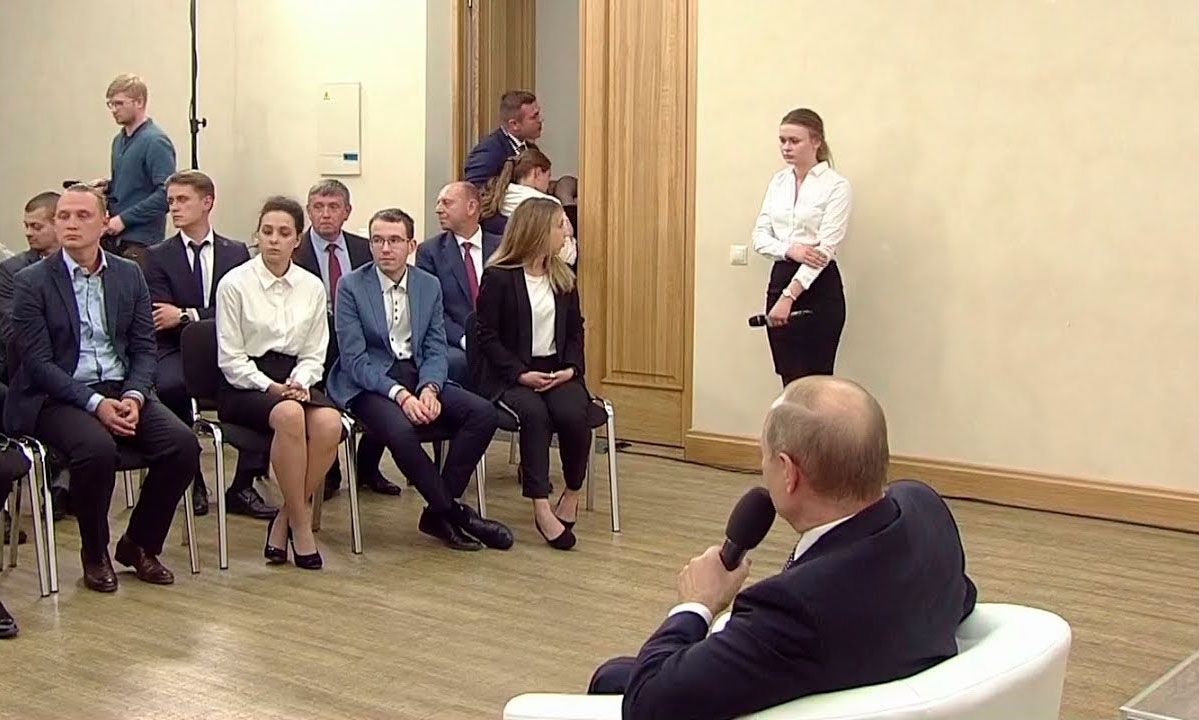 Студентка упала в обморок на встрече с Путиным - ВИДЕО
