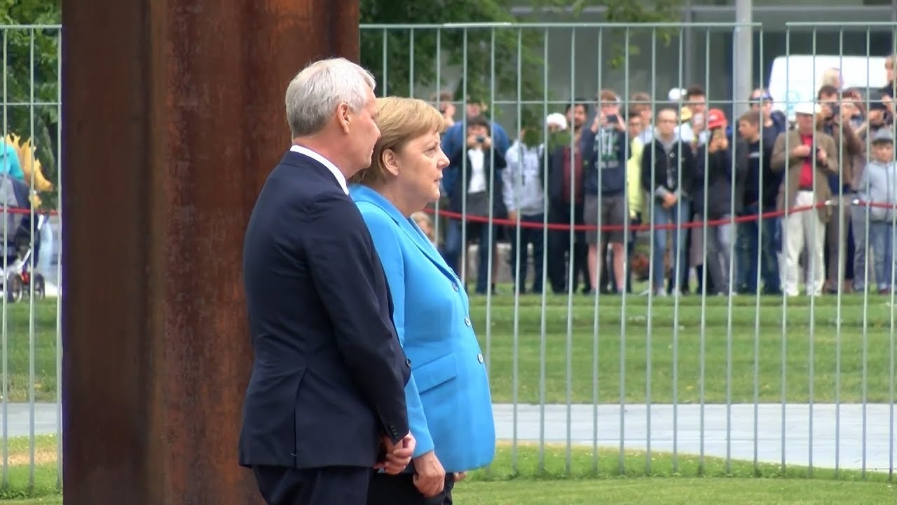 Стало известно, что Меркель шептала во время приступа - ВИДЕО