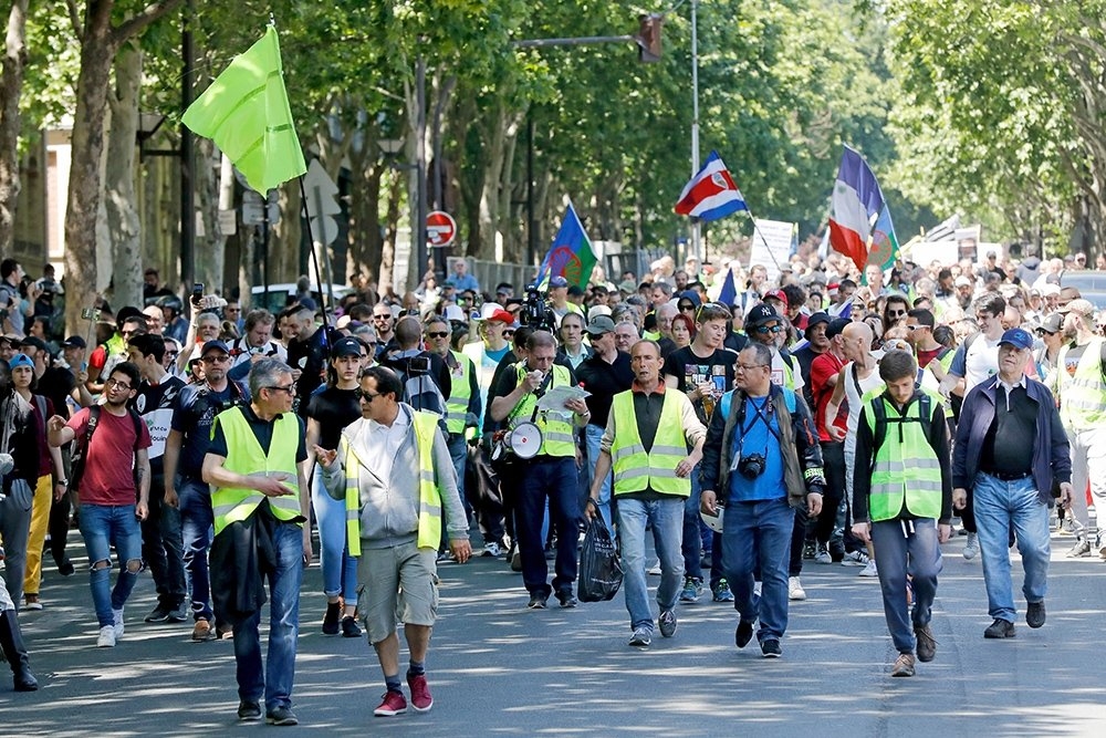 "Желтые жилеты" вновь протестуют в Париже