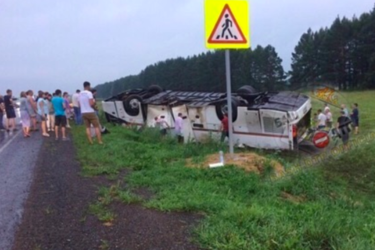 В России перевернулся автобус с туристами: 6 погибших, 23 пострадавших - ВИДЕО