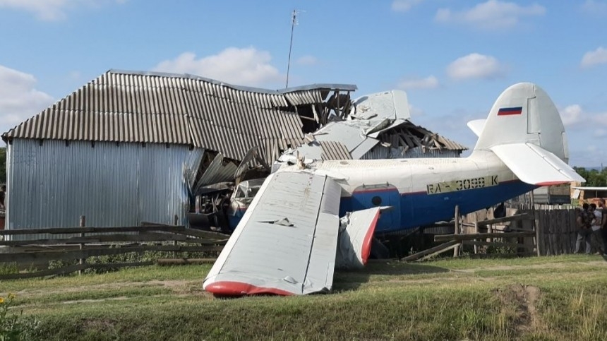 В Чечне самолет упал на частный дом, есть пострадавшие - ВИДЕО
