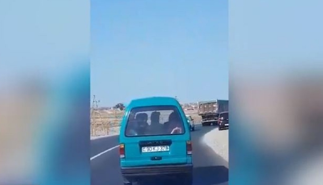 В Баку водитель перевозил детей в багажнике - ВИДЕО