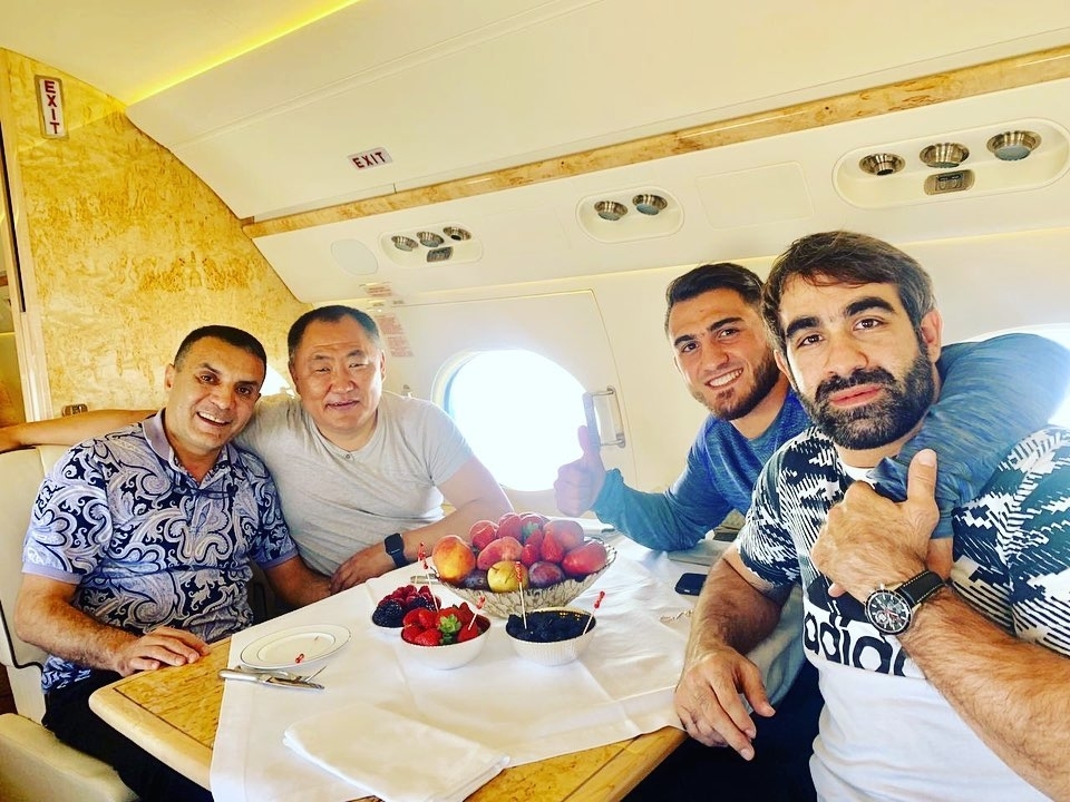 Рафаэль Агаев и Гаджи Алиев на борту самолета с главой Республики Тыва - ФОТО
