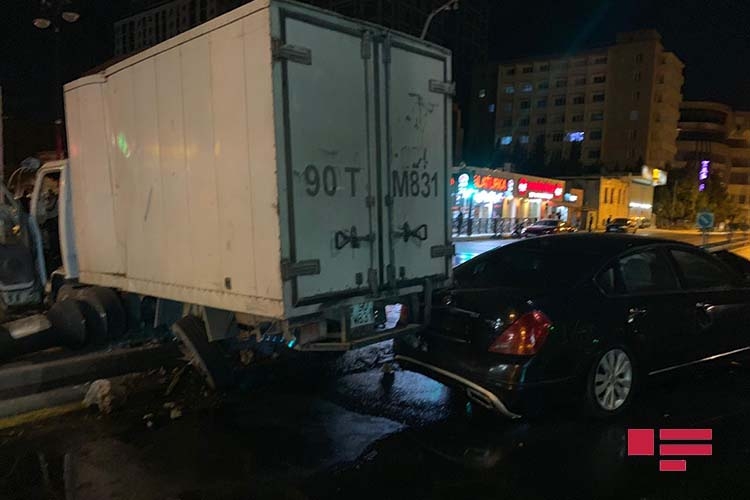 Цепная авария в Баку: на дорогу разлилось топливо - ВИДЕО