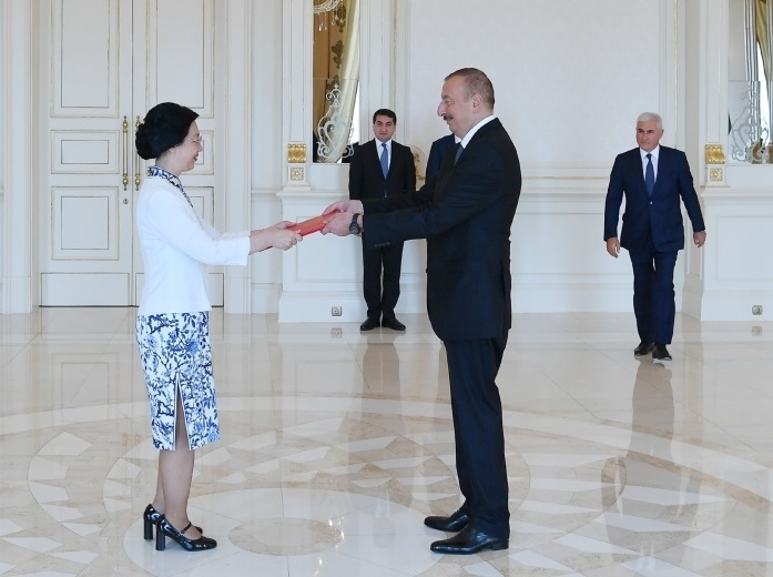 Ильхам Алиев принял верительные грамоты послов 4 стран - ФОТО