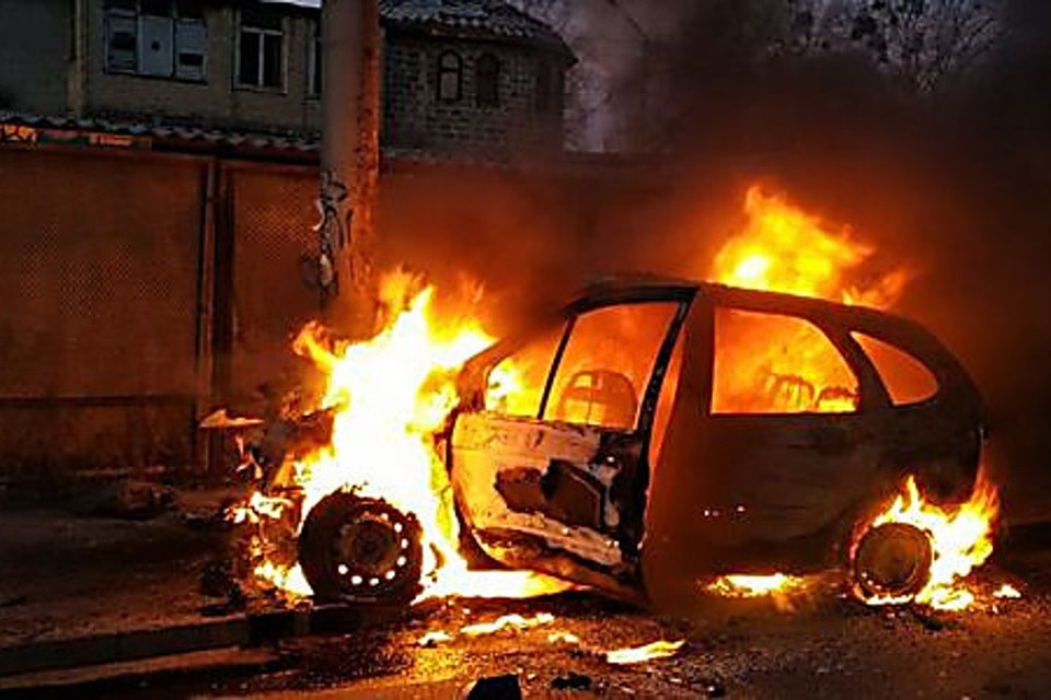 Азербайджанцы спасли россиянина из горящей машины: автомобиль взорвался -