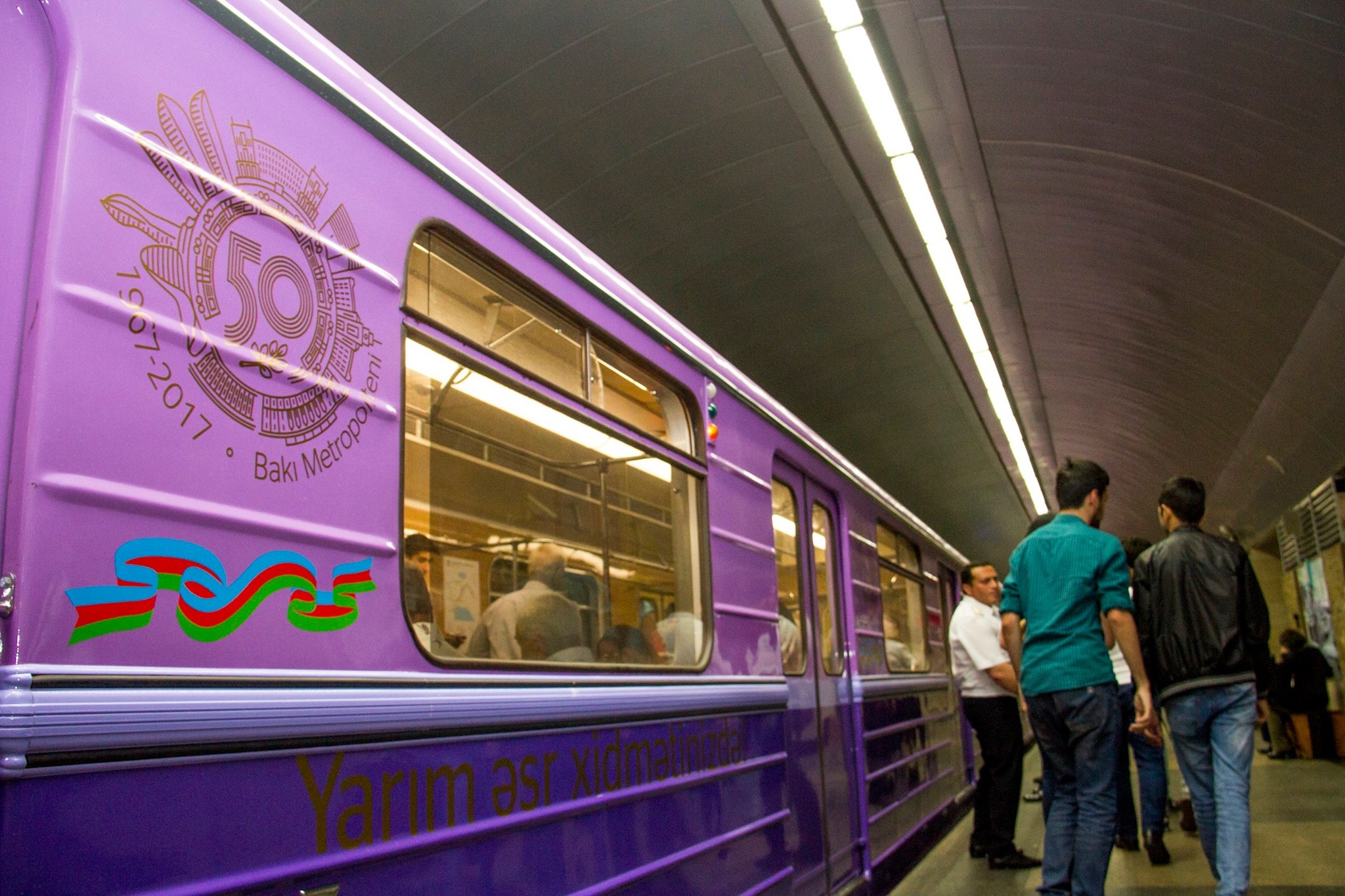 В Баку пассажиров метро срочно высадили из поезда