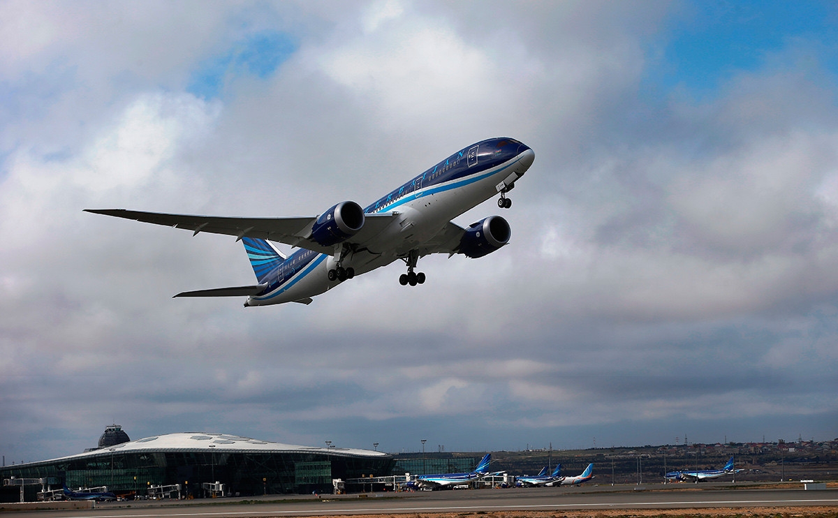 Самолет, летевший из Баку в Дубай, совершил вынужденную посадку