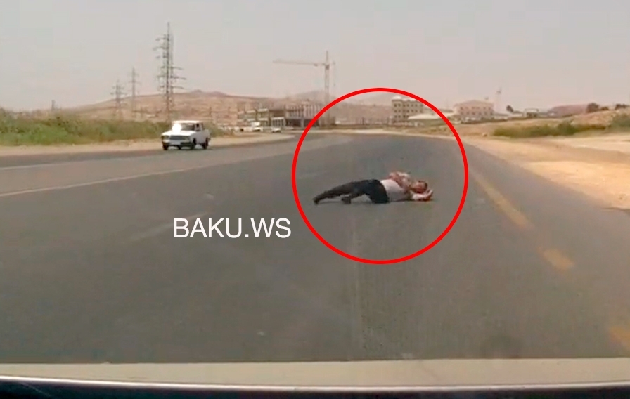 Сотрудники дорожной полиции спасли жизнь лежащему на дороге мужчине - ВИДЕО