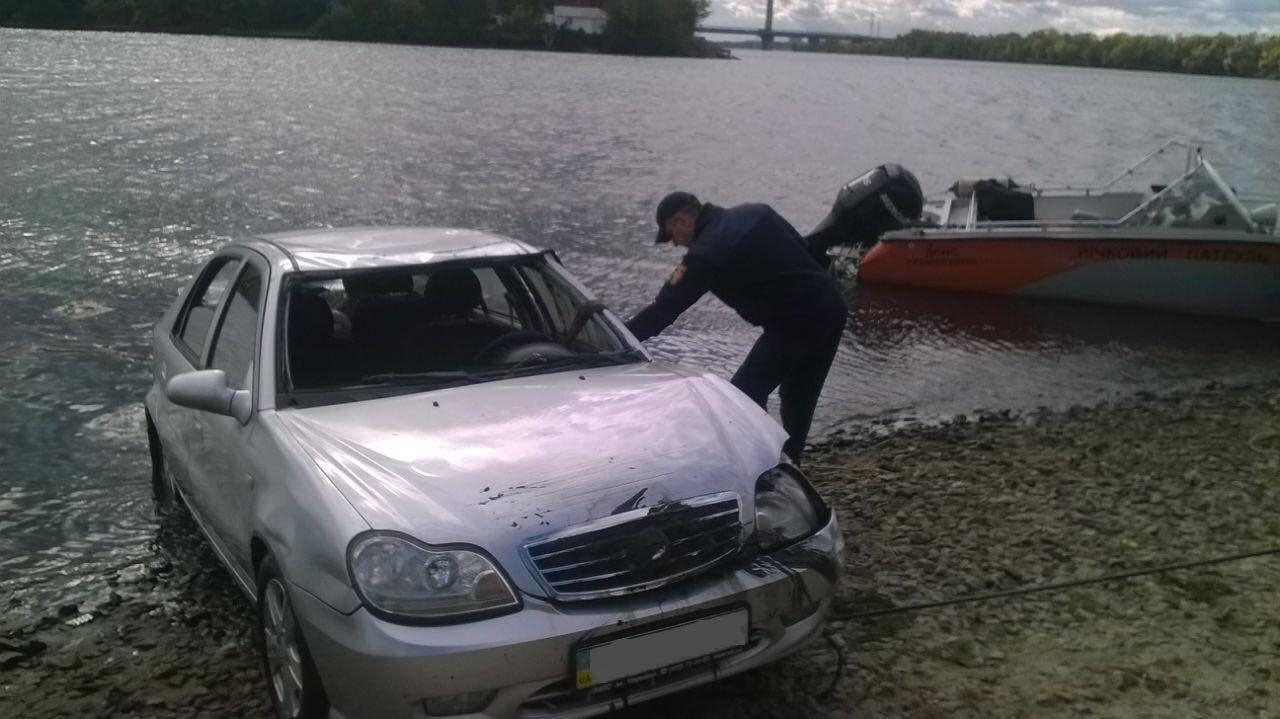 В центре Москвы утонул "Мерседес", водитель выплыл - ВИДЕО