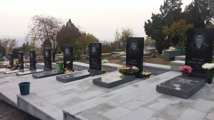 В Армении осквернили могилы погибших в апрельской войне - ВИДЕО