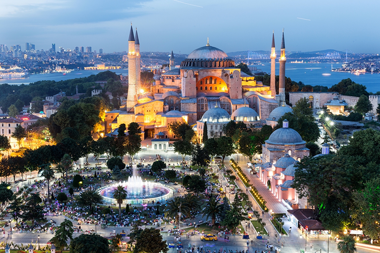 В Стамбуле бизнесмен осыпал прохожих деньгами - ФОТО