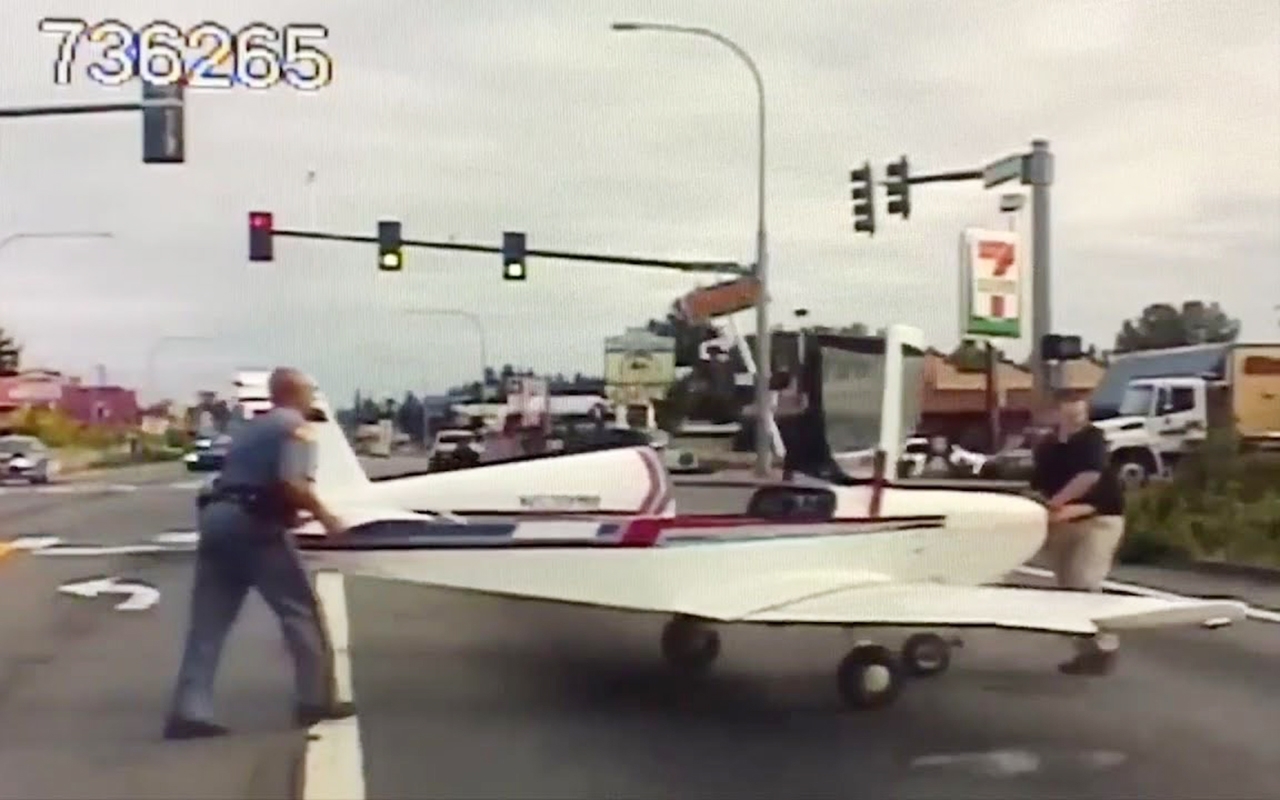 Топ-видео: самолет приземляется прямо на оживленное шоссе