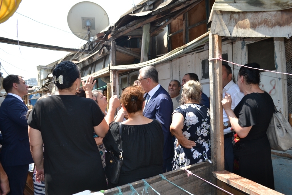 В Баку жильцы отказываются покидать аварийный дом: