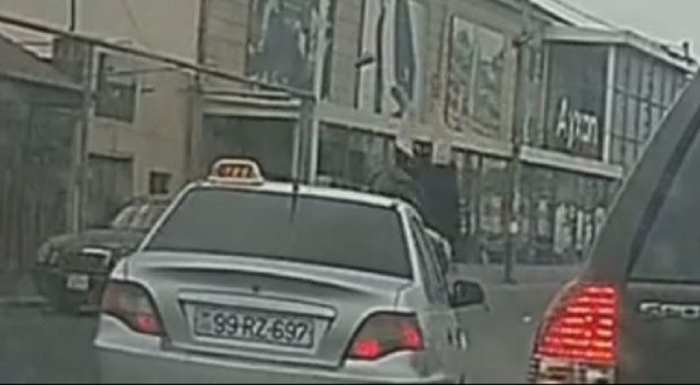 В Баку от удара автомобиля женщину отбросило на несколько метров - ВИДЕО