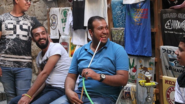 Либо жена, либо кальян: в Египте мужчинам запретили ночные посиделки в кафе