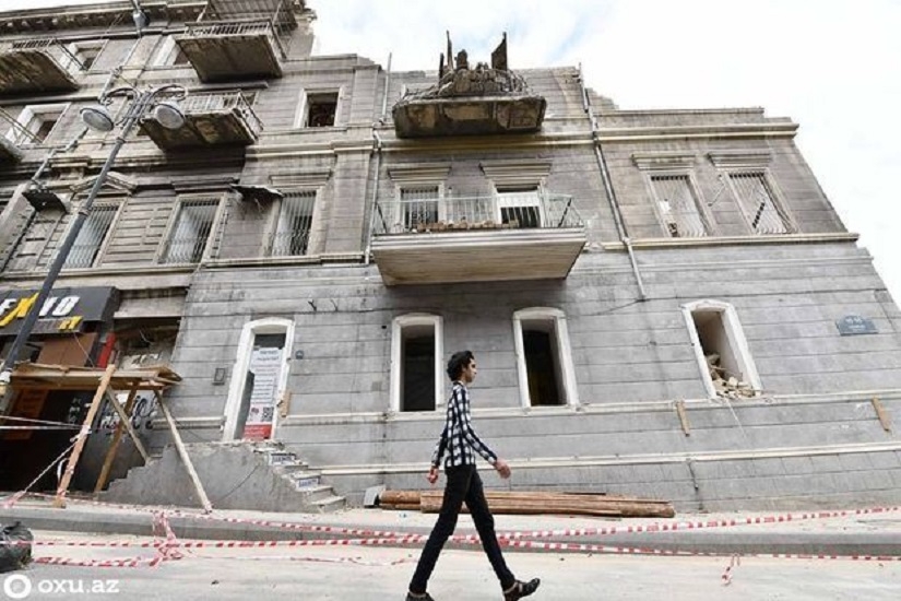 Опасный дом со "стенами смерти" в центре Баку - ФОТО