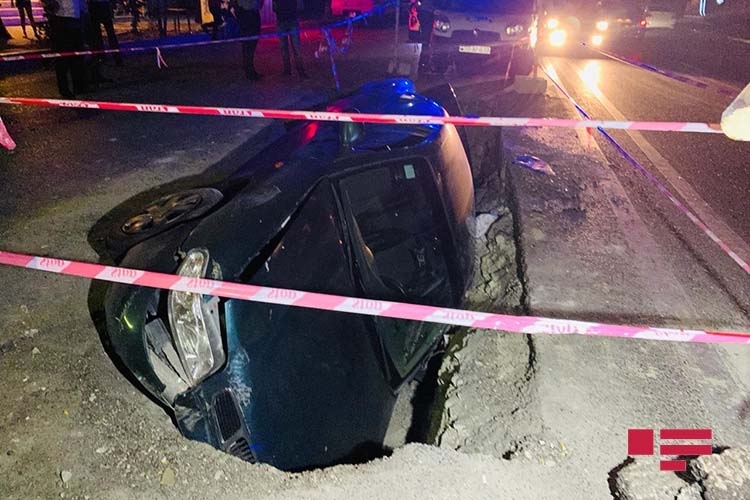 В Баку автомобиль угодил в яму, вырытую Azəriqaz - ВИДЕО