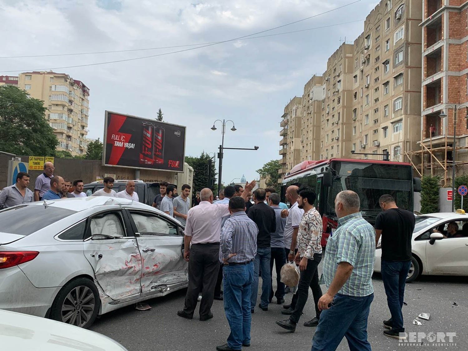 Автобус BakuBus столкнулся с легковушками, есть пострадавший - ФОТО
