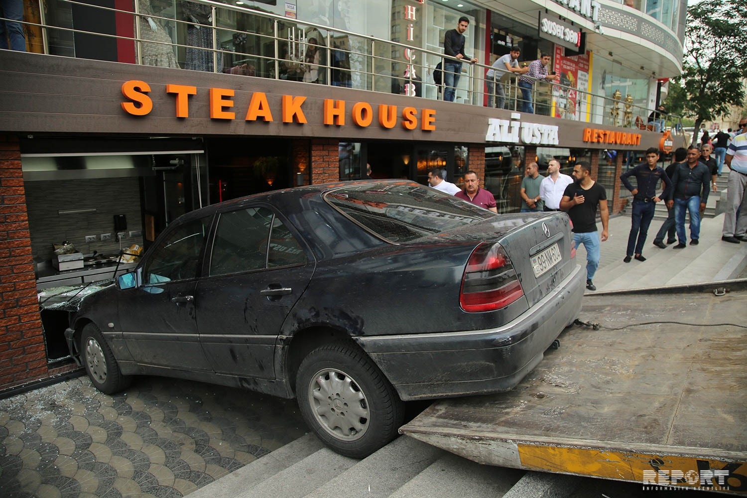 В Баку автомобиль врезался в ресторан - ВИДЕО