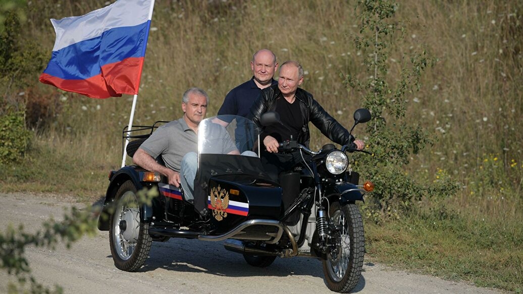 Путин приехал на байк-шоу на мотоцикле "Урал" - ВИДЕО