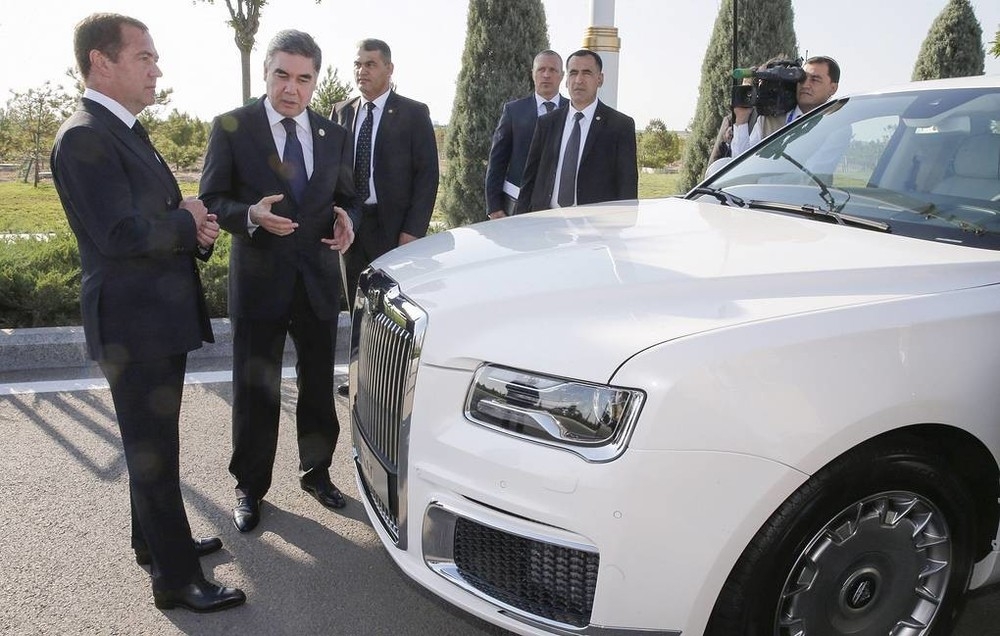 Президент Туркменистана решил купить всю линейку российских лимузинов Aurus