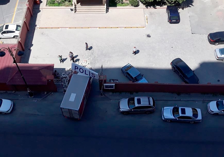 В Баку грузовик врезался в ворота отдела полиции - ФОТО